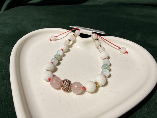 Rankų darbo apyrankė su rožiniu kvarcu – simbolinis papuošalas