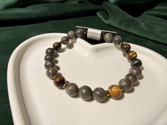 Rankų darbo apyrankė su jaspio akmeniu – simbolinis papuošalas