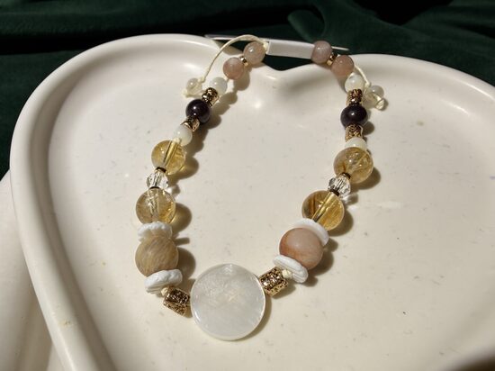 Rankų darbo apyrankė „Saulė“ – simbolinis papuošalas